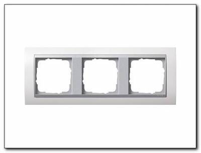 Ramka potrójna aluminiowy Gira Event biały matowy
