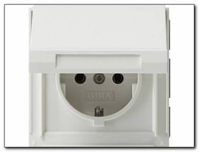 Gniazdo SCHUKO z klapką Gira TX_44 (IP 44) biały