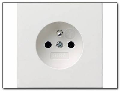 Gniazdo z bolcem z ochr.dz. Gira F100 biały